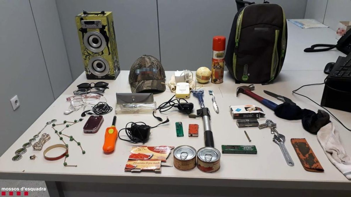 Els Mossos d'Esquadra detenen un lladre multireincident per una quarantena de robatoris amb força a Salou