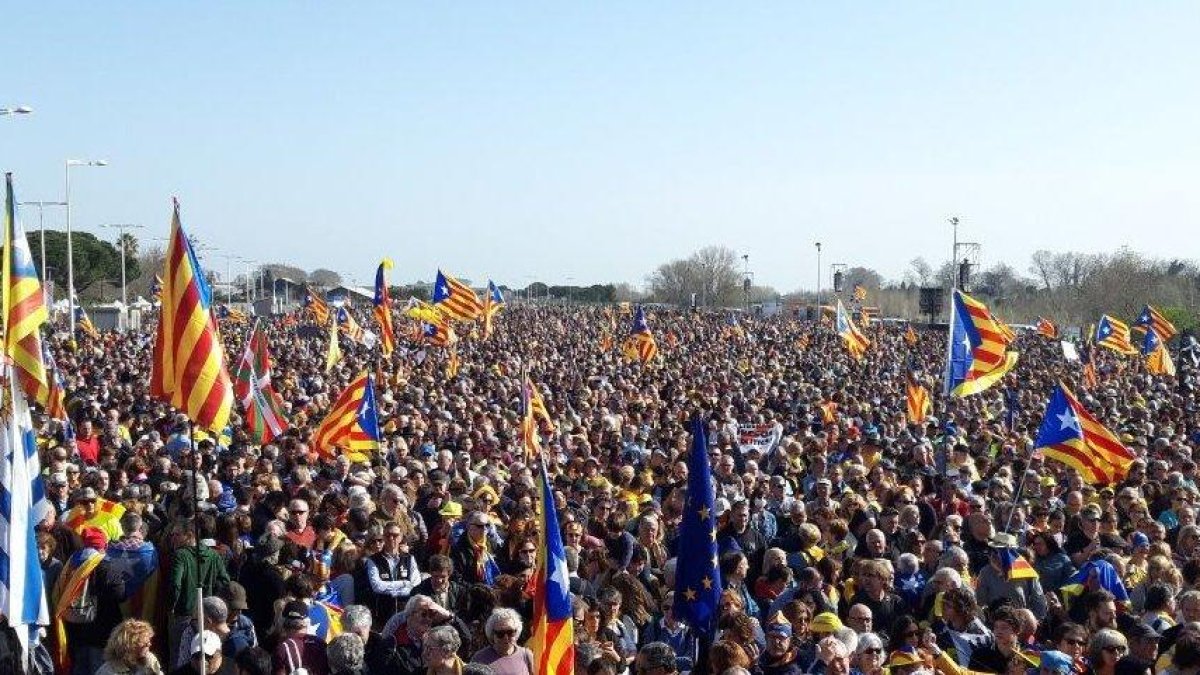 Milers de persones omplen el Parc de les Exposicions de Perpinyà en l'acte del Consell per la República
