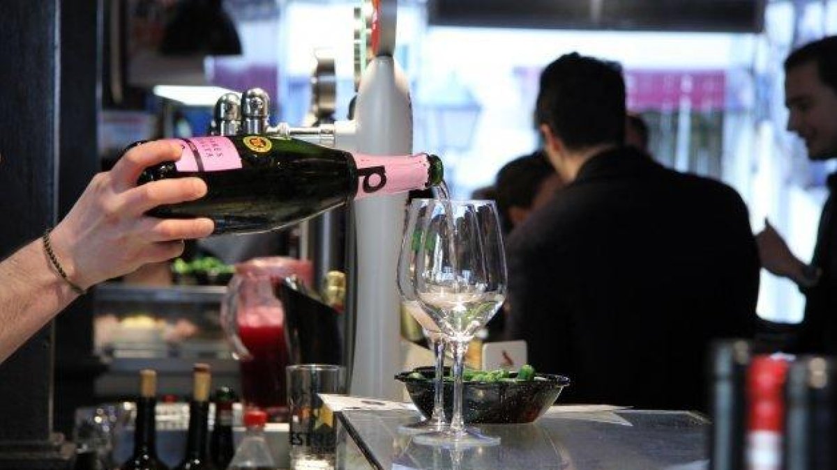 Una web uneix a 800 locals on comprar consumicions per a quan reobrin