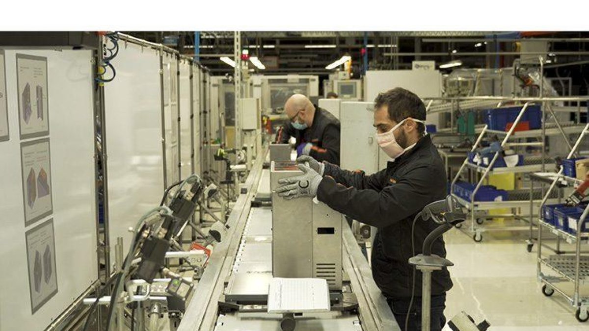 Seat atura la producció de respiradors d'emergència arran de la descongestió de les UCI