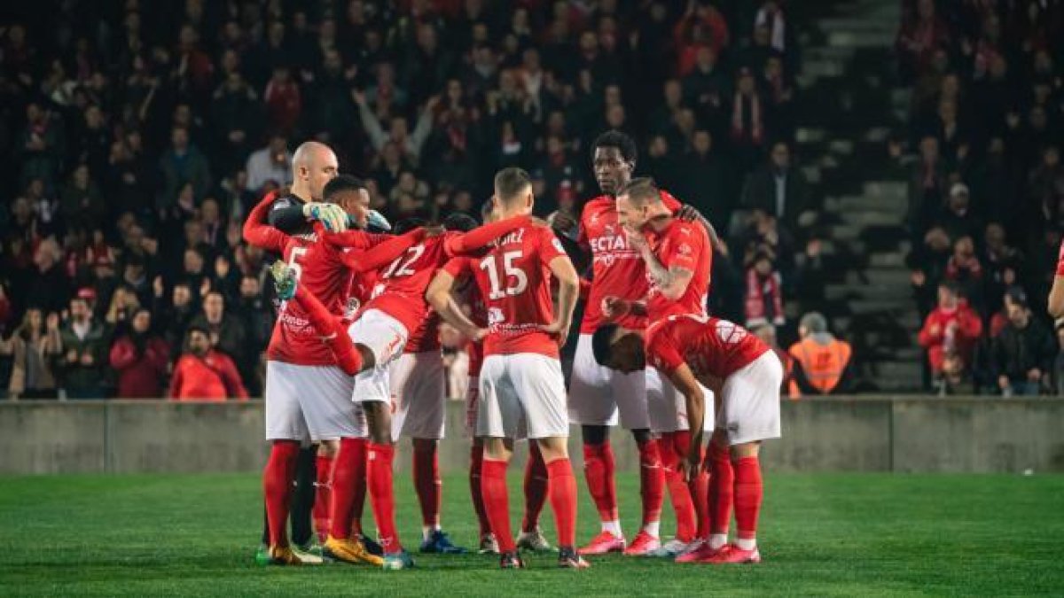 Un aficionado del Nimes muere en el partido contra la Marsella en pleno estadio