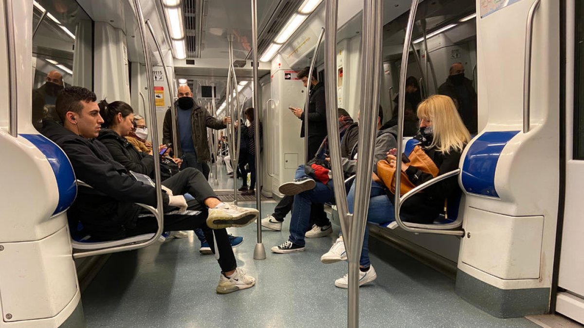 Calvet avisa que serà «molt difícil» mantenir la distància de seguretat al transport públic