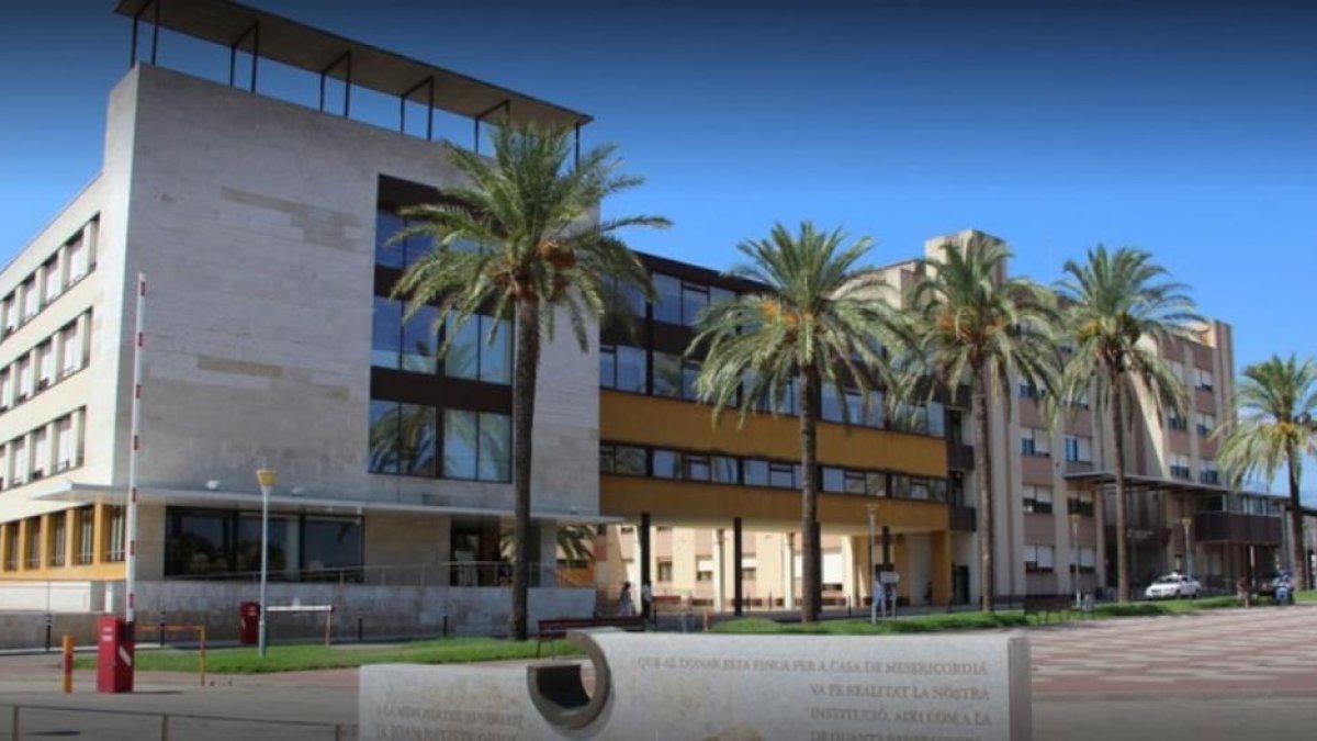 El Hospital de la Santa Creu de Tortosa facilita cerca de 3.000 comunicaciones entre familiares y pacientes