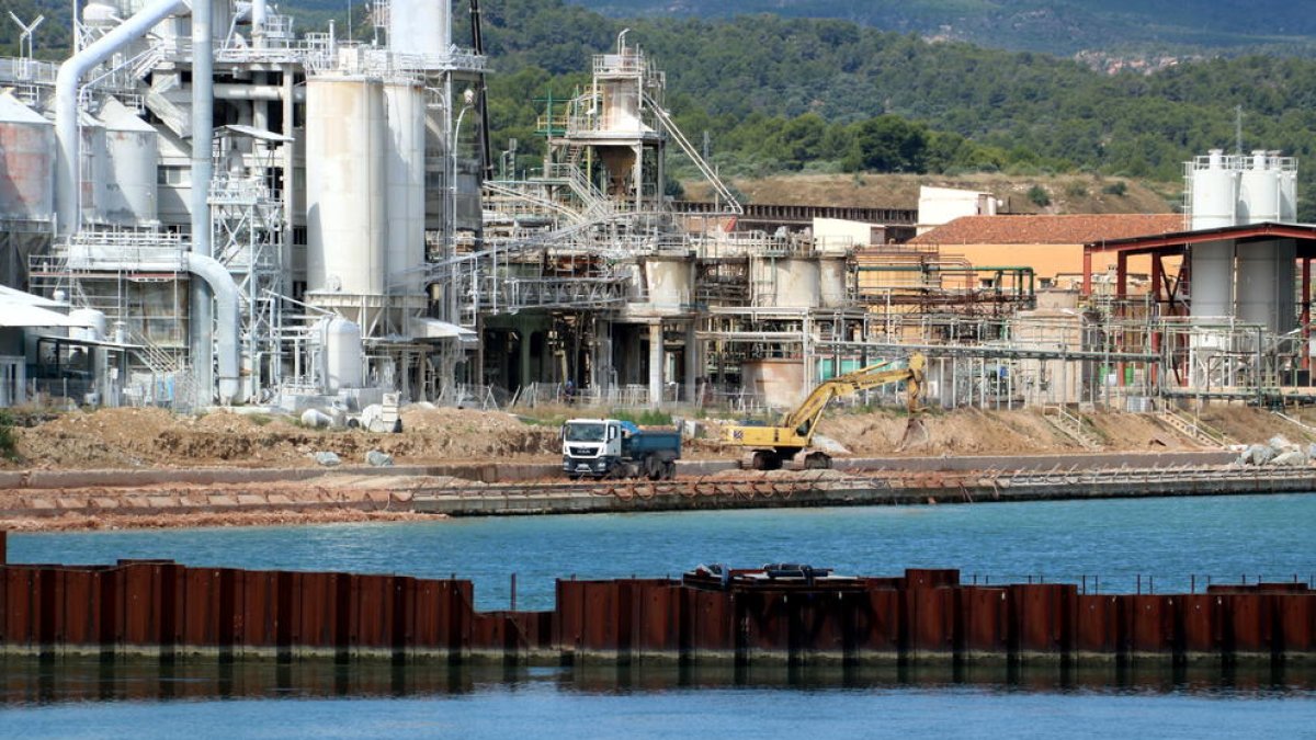 Acuamed extrae 73.322 metros cúbicos de lodos tóxicos del embalse de Flix