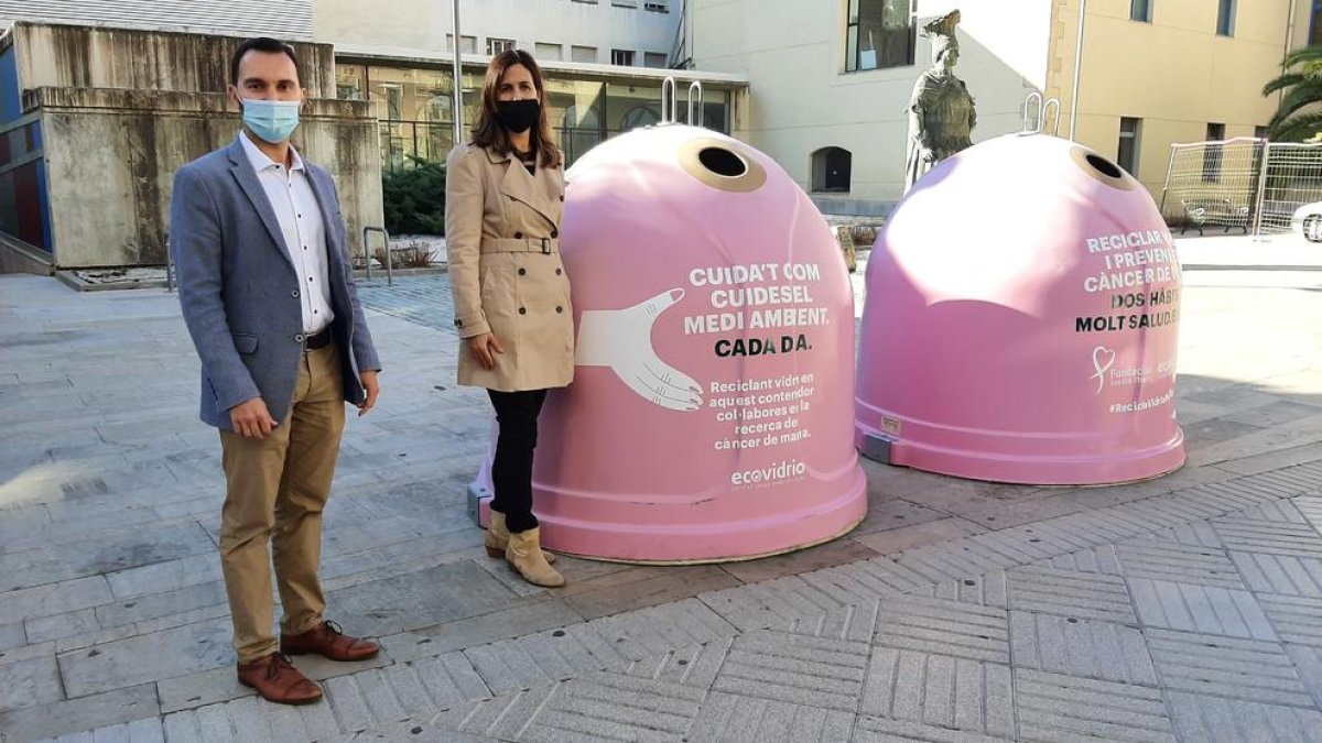Reus se suma a la campanya de reciclatge del vidre per lluitar contra el càncer de mama