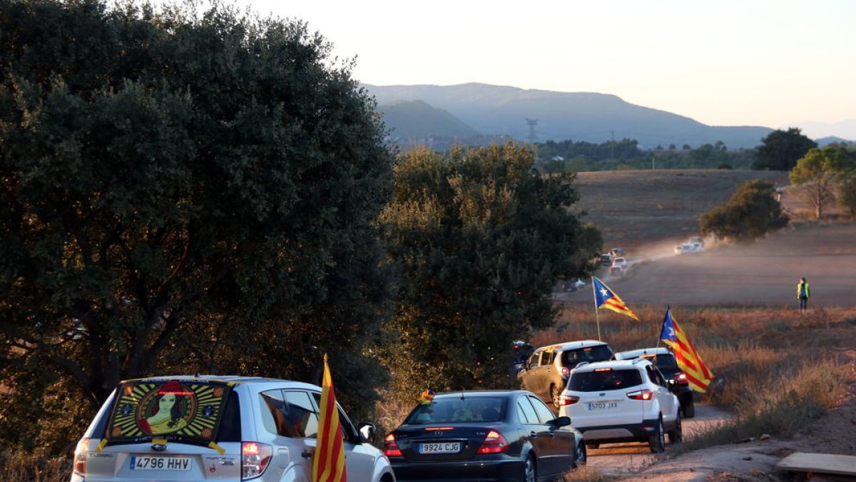 Centenares de vehículos rodean Almeces para denunciar los tres años del encarcelamiento de los 'Jordis'