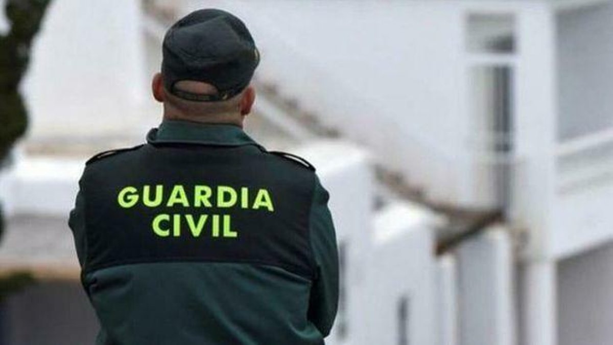 Sorprenden a dos hombres que se saltaron el confinamiento para robar naranjas de un campo