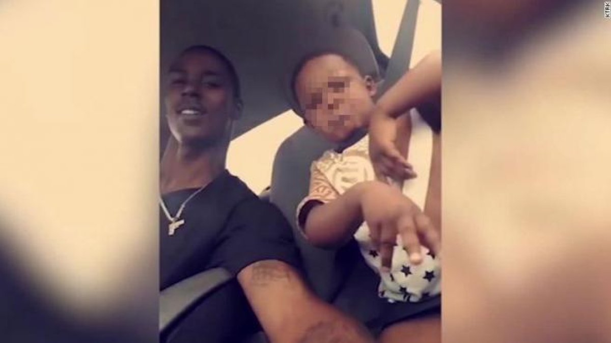 Un niño de cinco años muere de un tiro mientras hacía un TikTok con su padre en el balcón de su casa