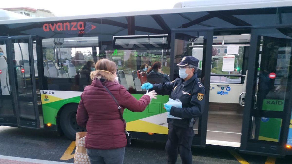 Empiezan a repartir mascarillas a las estaciones de transporte público