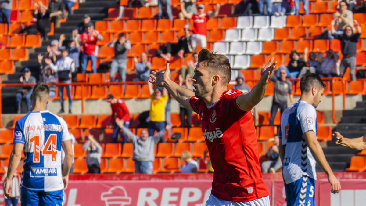 Fran Carbia haurà de pressionar l'Ibiza per acabar vestint de grana