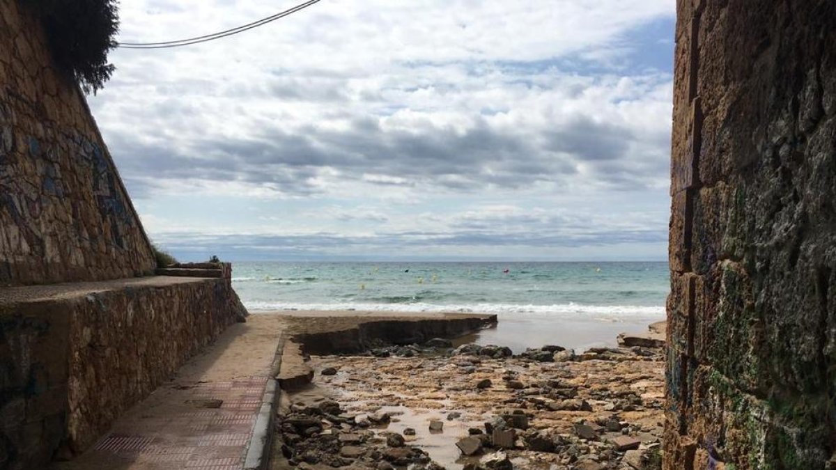 Estat deplorable, platja Llarga de Tarragona
