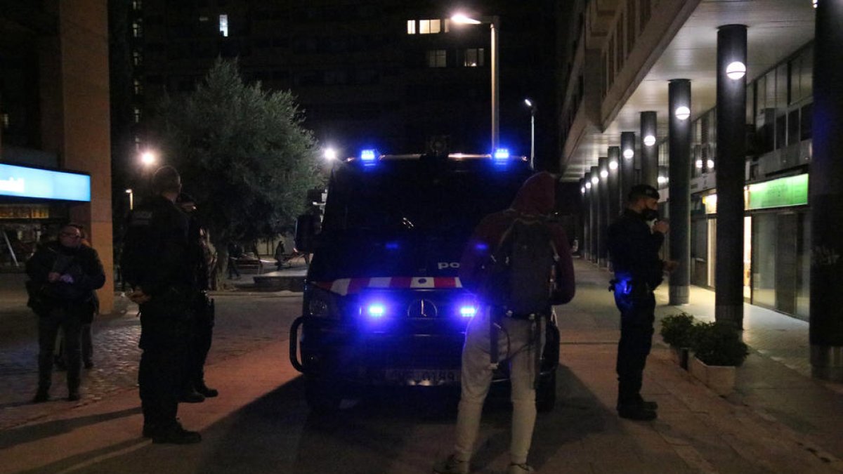 Els Mossos blinden els accessos a la plaça U d'Octubre de Girona i identifiquen els assistents a la manifestació del CDR