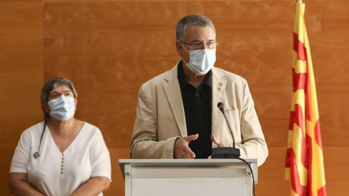 L'alcalde Ricomà durant la seva intervenció i, al fons, la regidora Cinta Pastó.