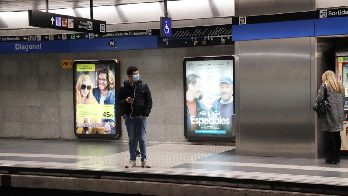 Unos 500 voluntarios repartirán 1,7 millones de mascarillas en el transporte público