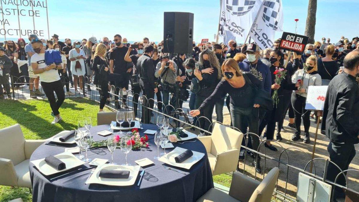 Prop d'un miler de persones protesten a Sitges contra el tancament de bars i restaurants