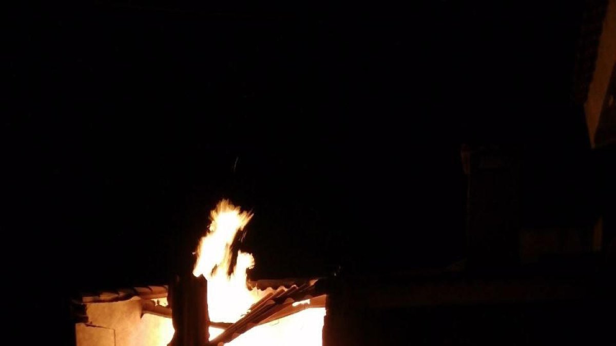 Crema un magatzem annex a una casa unifamiliar a Masdenverge