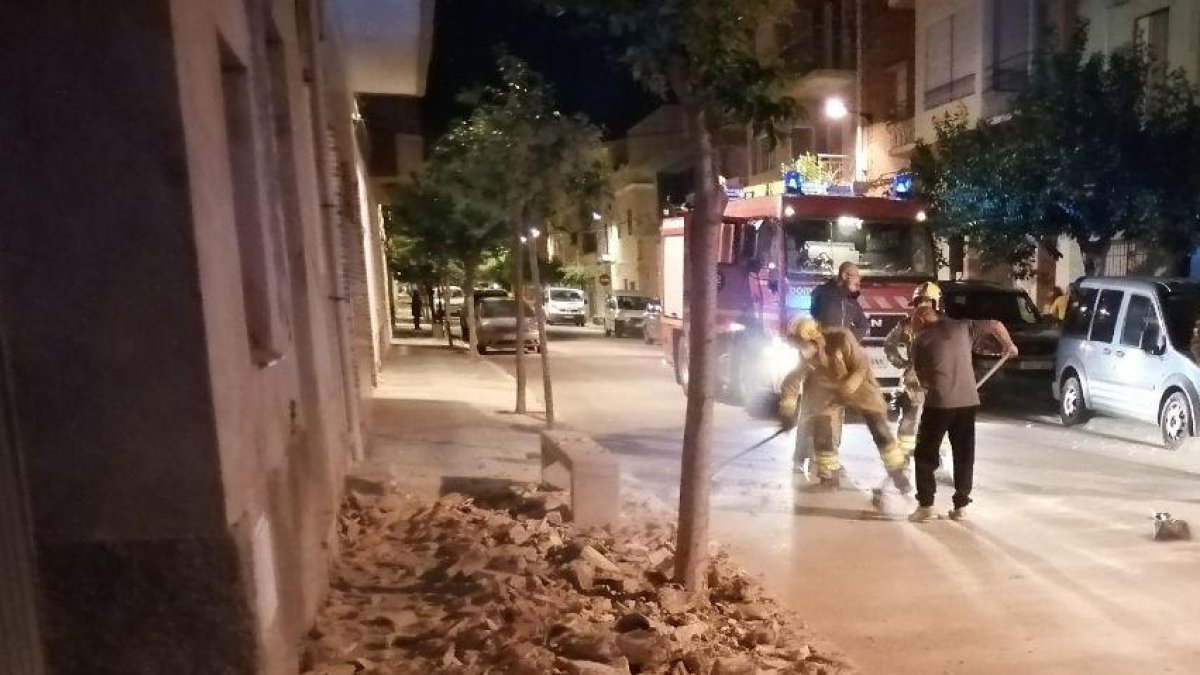 Se desprende parte de una cornissa de una fachada de una casa de Camarles