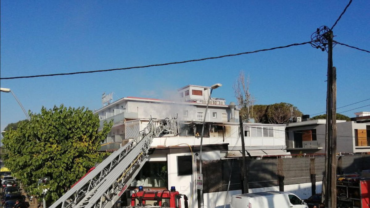 35 personas evacuadas por un incendio en un hotel de Castelldefels, ya controlado
