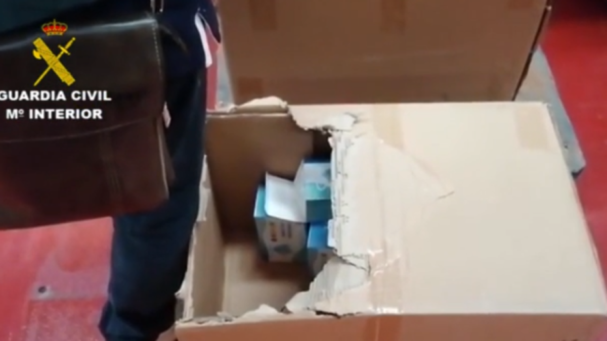 Decomissen unes 19.000 mascaretes fraudulentes que es venien per Whatsapp