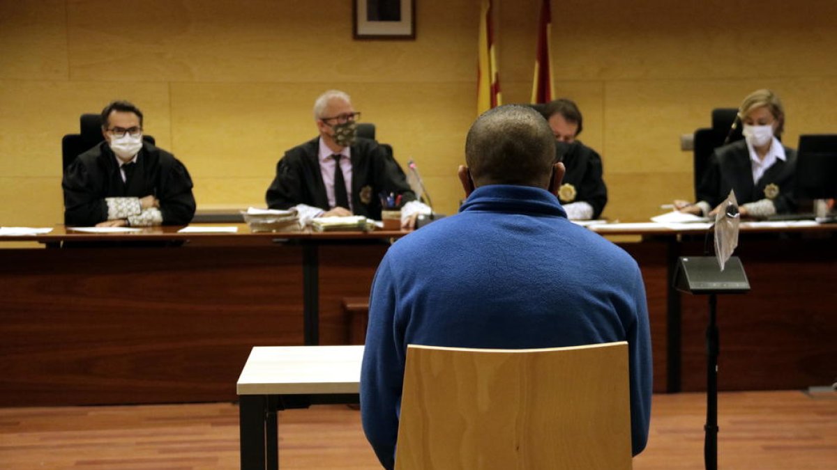 S'enfronta a 22 anys de presó per violar l'exparella a Figueres i apunyalar-la amb un ganivet