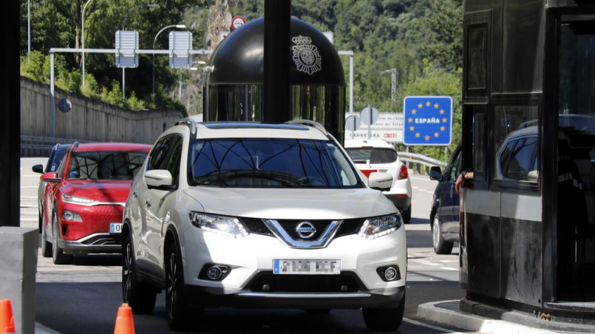 Catalans arriben en massa a Andorra en el dia de reobertura de fronteres
