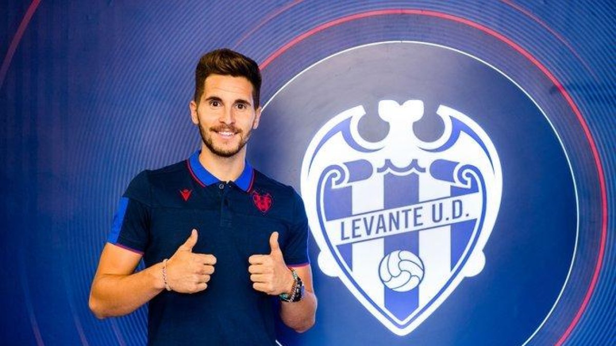 El Nàstic pregunta por Robert Costa para reforzar el centro de la retaguardia