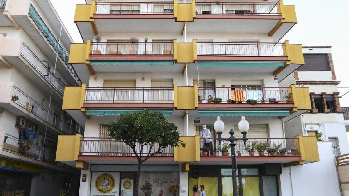 Los Mossos evitan a tiempo el empleo|ocupación ilegal de un piso en la Vía Augusta