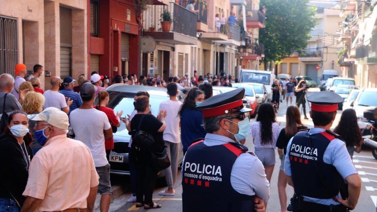 Protesten contra una família d'okupes a Mataró que «atemoreix» una família d'avis