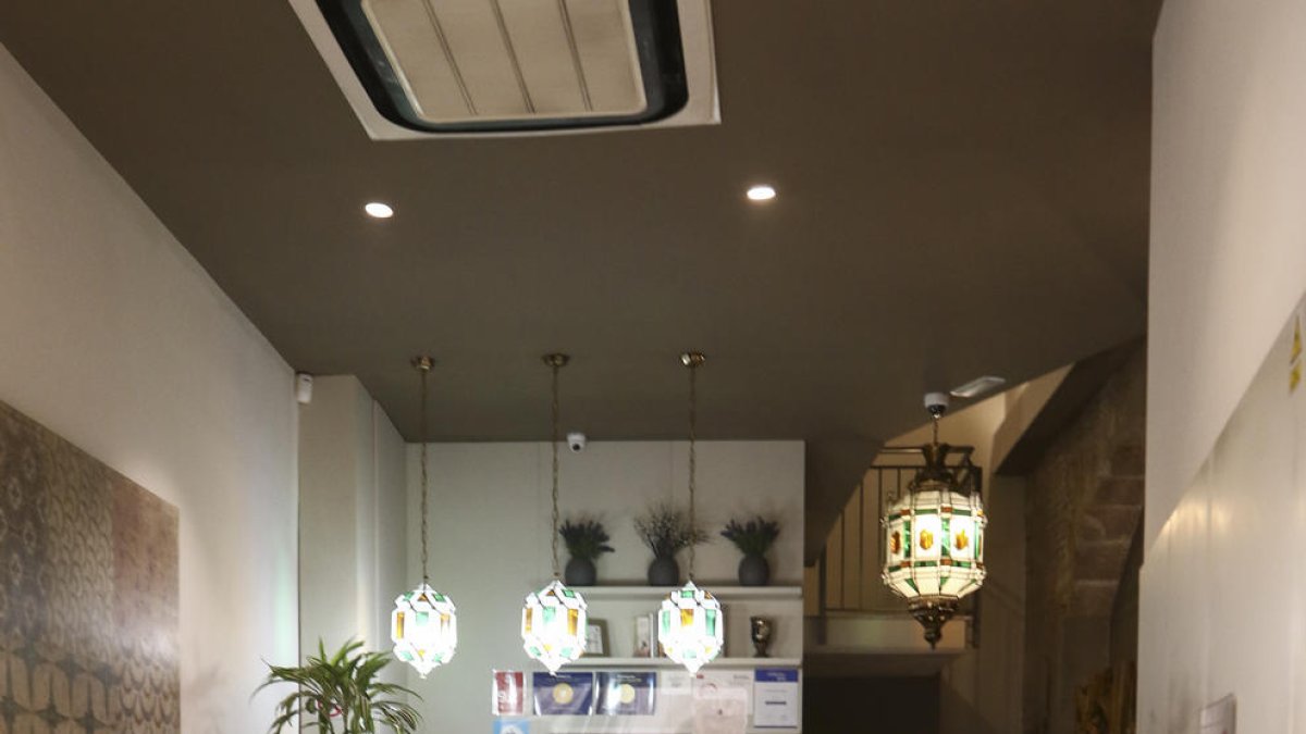 Los hoteleros hacen frente a una ola|oleada de cancelaciones en pleno agosto