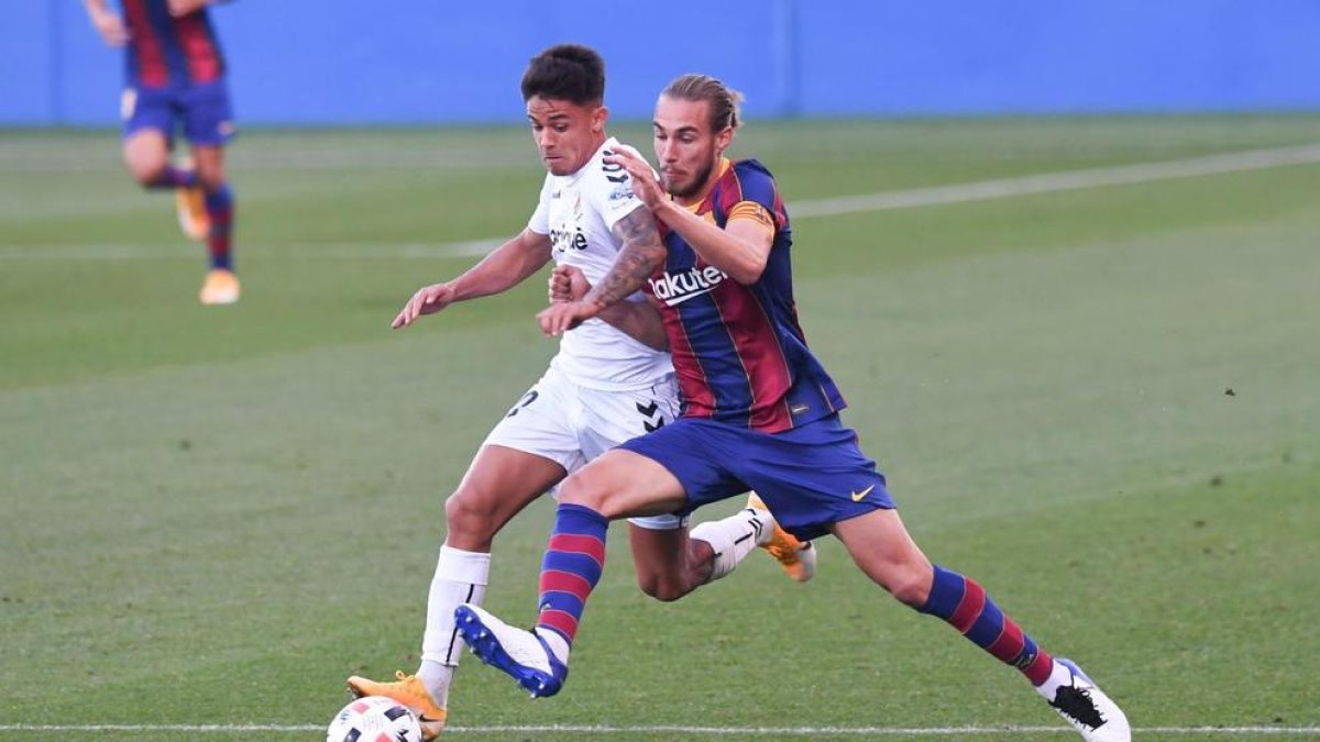 El primer onze del Nàstic deixa moltes incògnites i mostra la línia de l'equip