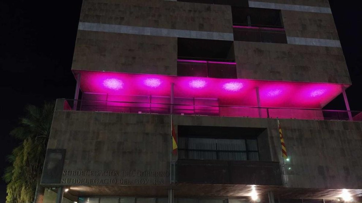 La subdelegació del Govern a Tarragona, il·luminada de rosa pel dia mundial contra el càncer de mama