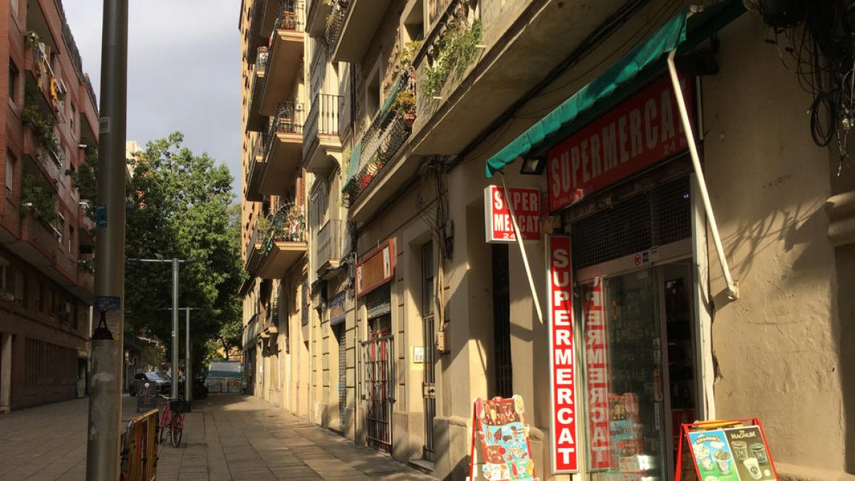Entra en vigor el tancament de botigues 24 hores entre les 22 i les 7 hores