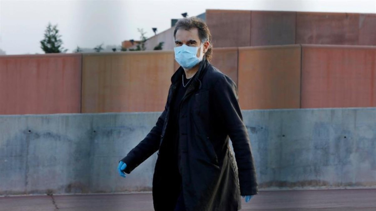 Cuixart, Turull i Rull surten de presó per a reprendre el seu treball