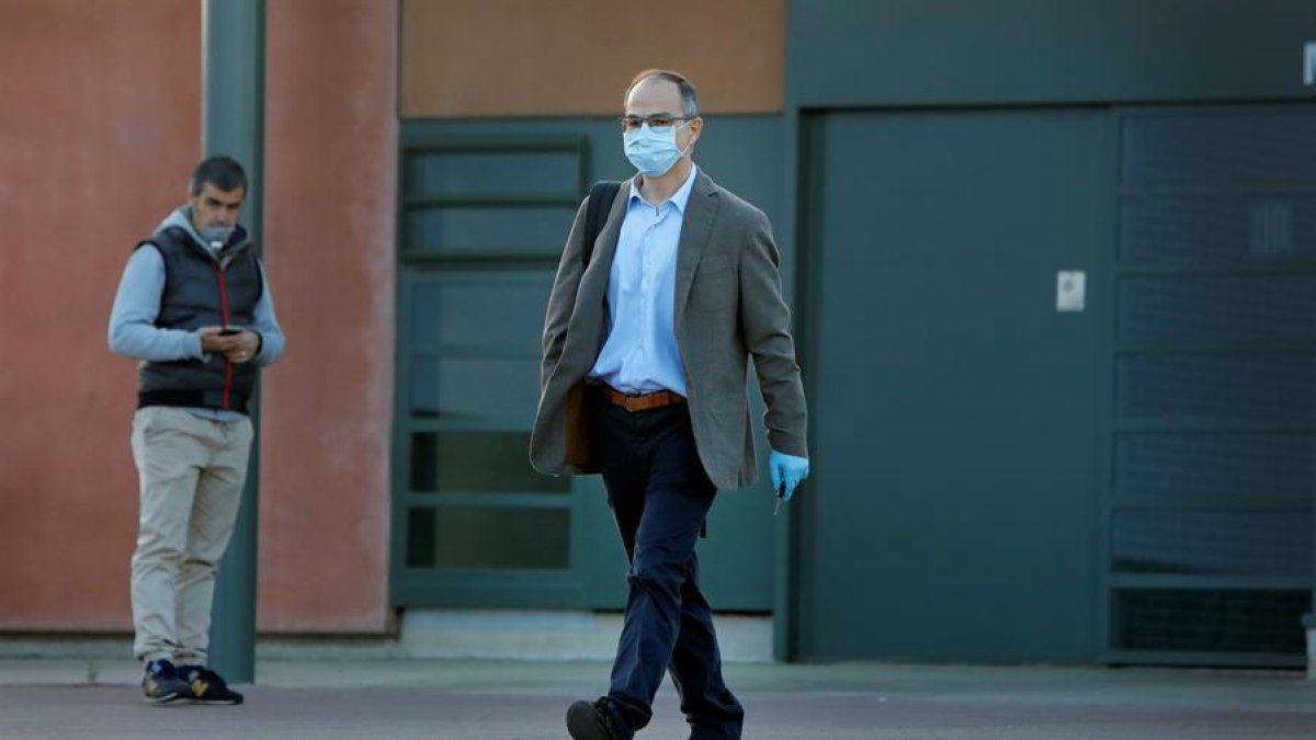 Cuixart, Turull y Rull salen de prisión para reanudar su trabajo