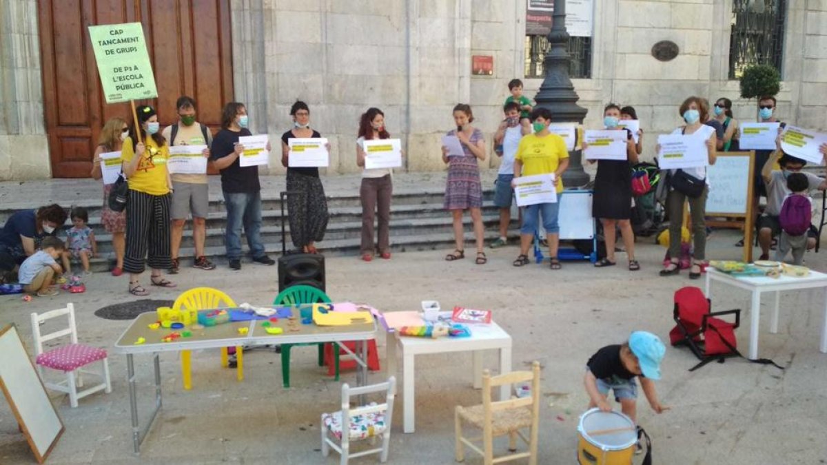 Una cincuentena de personas reclaman más plazas de educación infantil a la escuela pública de Tarragona