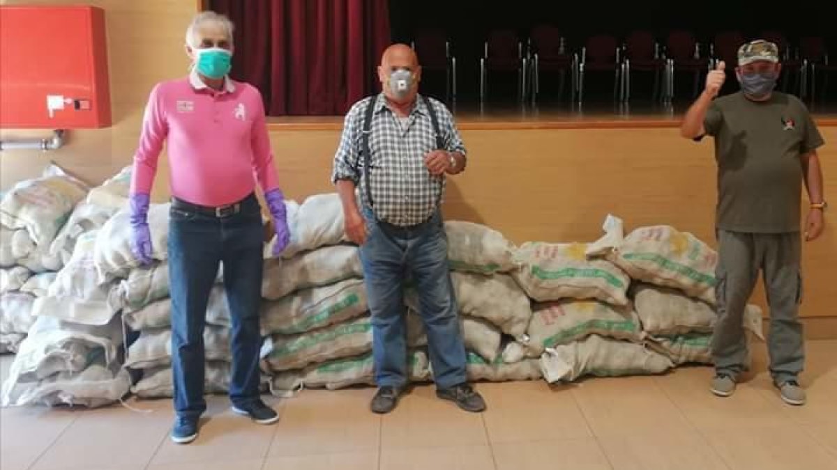 Dos ciutadans donen aliments a l'Ajuntament de Creixell pels més desfavorits