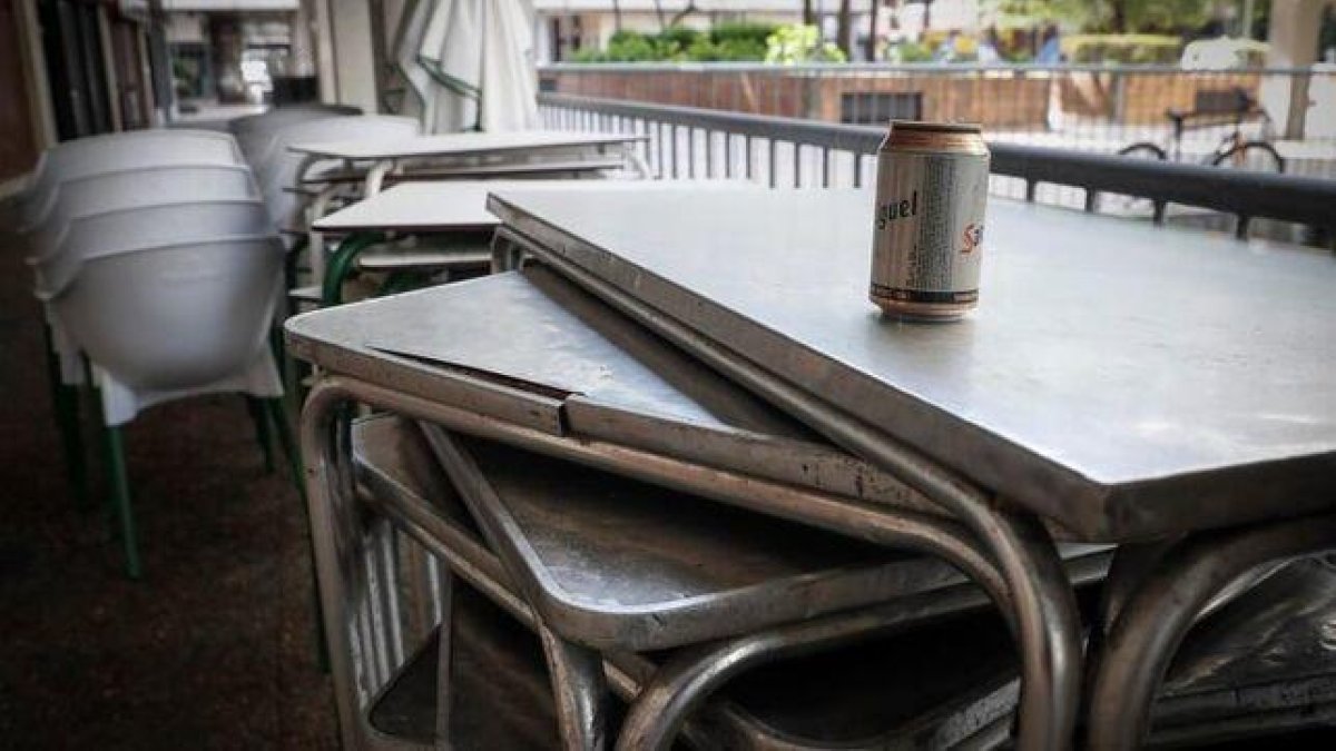 El bar post-COVID mesura temperatura del client, posa mampares i redueix aforament