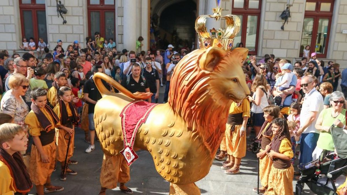 Los portadores del León buscan el León pequeño, que se ha escapado