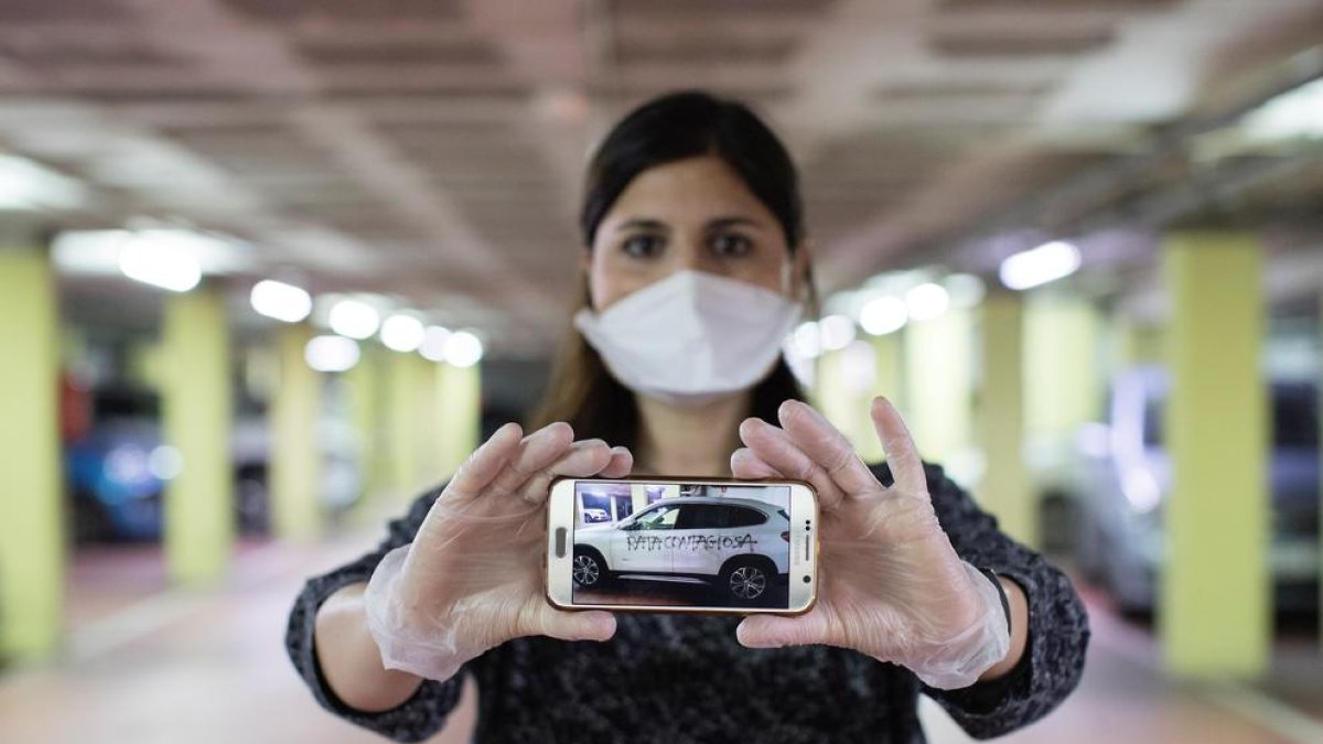 Una ginecòloga denuncia davant Mossos una pintada insultant en el seu cotxe