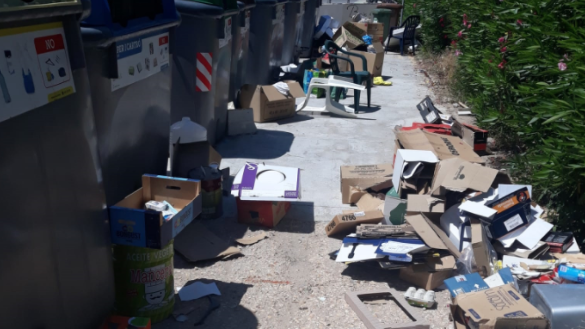 El Ayuntamiento de Torredembarra denuncia el vertido de residuos en la vía pública