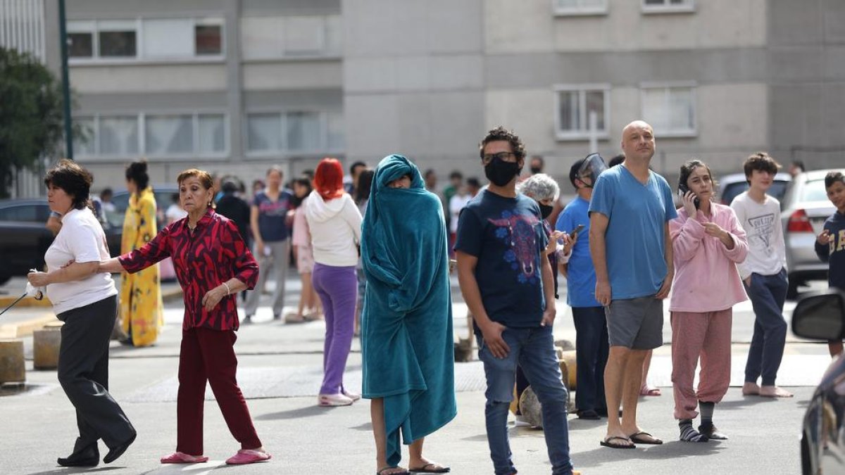 El aviso de la alerta sísmica, aproximadamente entre un minuto antes de que se sintiera el movimiento telúrico, dio tiempo a que desalojaran la mayor parte de los edificios.