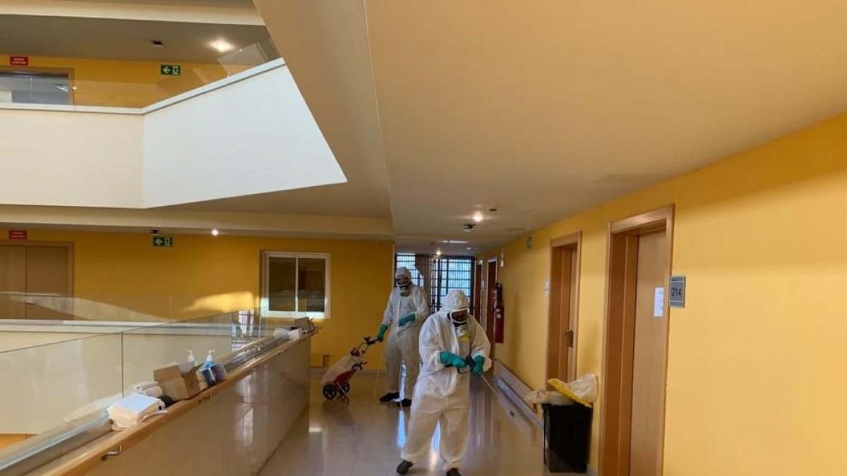 L'Ajuntament desinfecta les residències Les Alzines, Sanitas, la de Sant Salvador i el pavelló del Serrallo