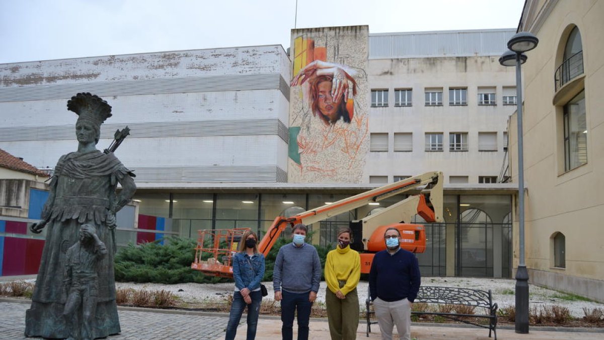 L'artista Lily Brick pinta un mural a Reus amb motiu dels 10 anys del Casal de Joves