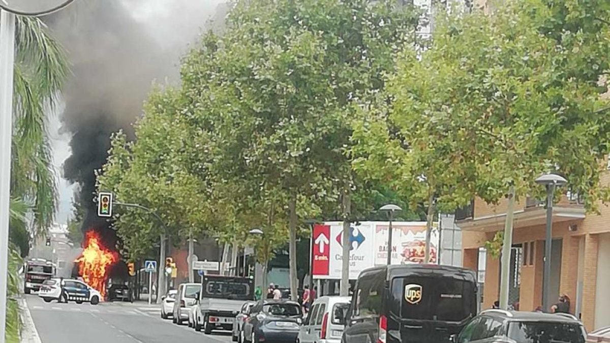 Crema una autobús a l'avinguda Salou de Reus