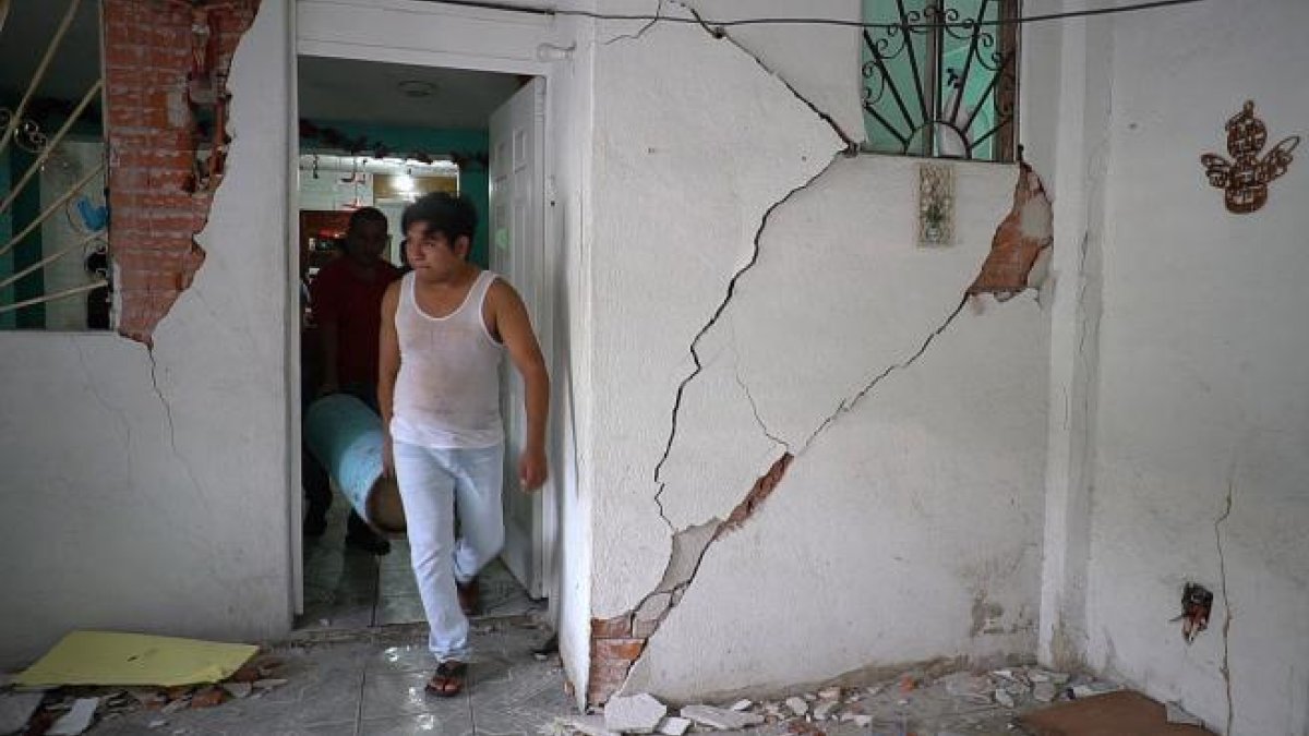 México eleva a 10 las muertes por el terremoto y ajusta a 7,4 su magnitud