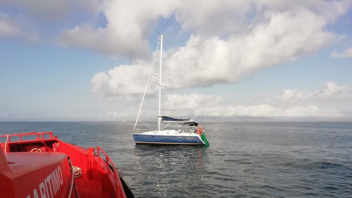 Remolcan un velero atrapado en una red a la deriva en el Delta del Ebro