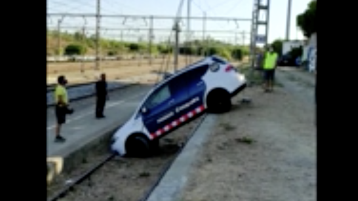 Un coche de los Mossos acaba en la vía del tren después de una persecución