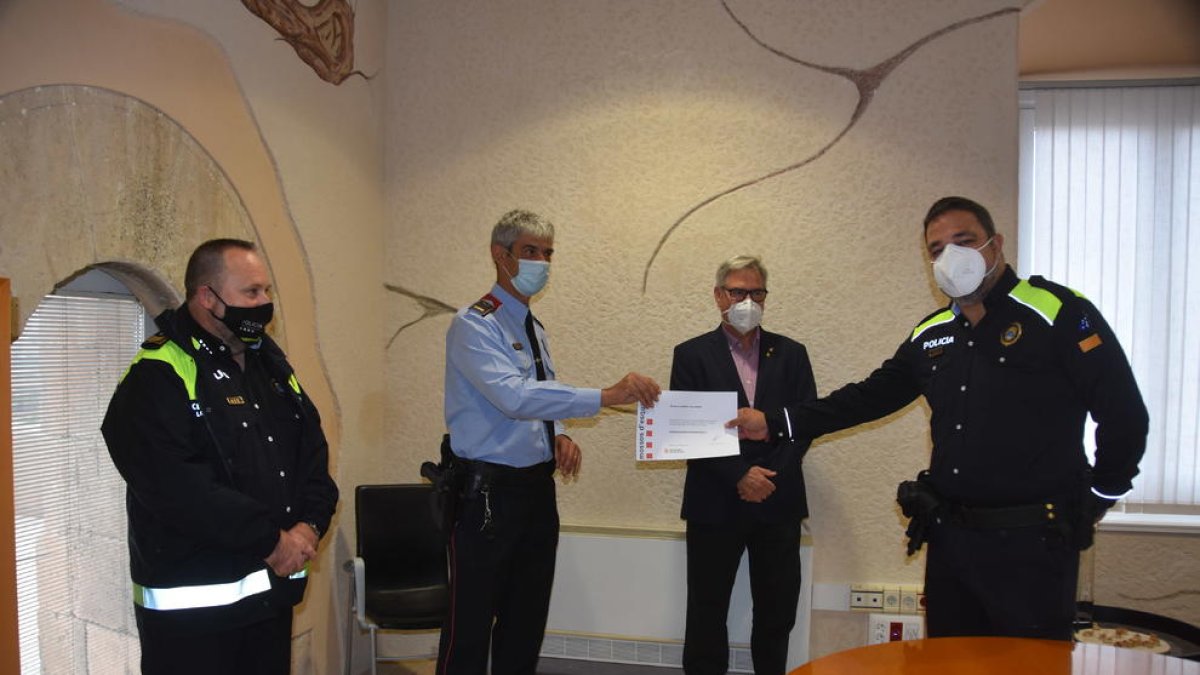 Un agent de la Policia Local de Torredembarra rep un reconeixement dels Mossos
