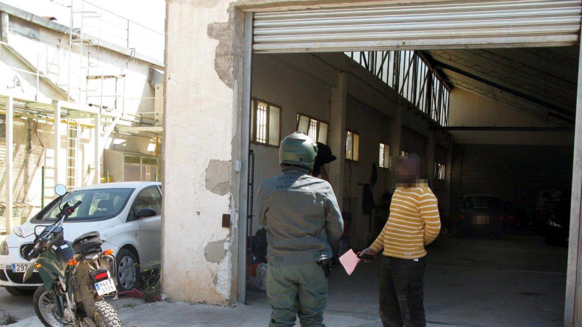 Enxampen diverses persones en una compravenda de vehicles en un taller clandestí a Valls