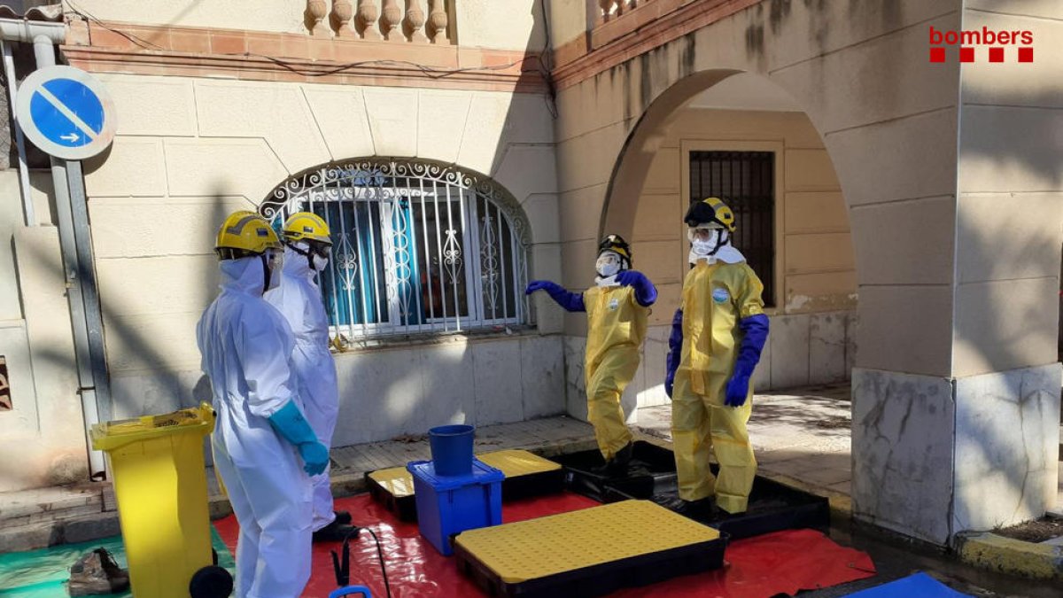 Los Bombers trabajan en las tareas de desinfección la Residencia Ítaca-Fortuny
